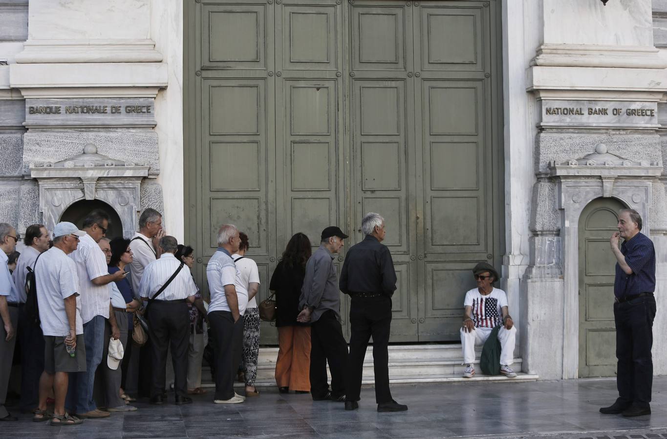 Colas en Grecia tras la apertura de los bancos