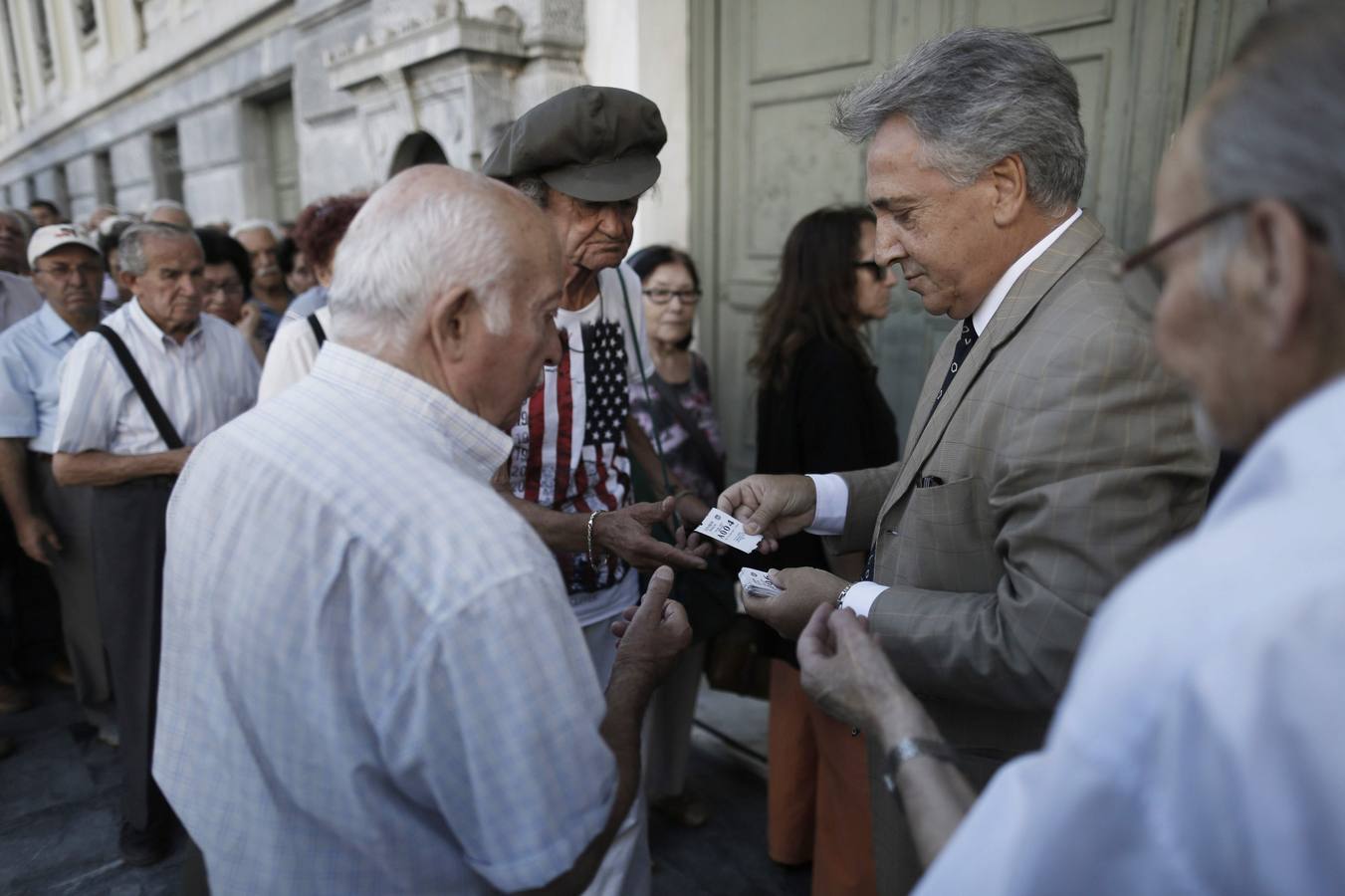 Colas en Grecia tras la apertura de los bancos