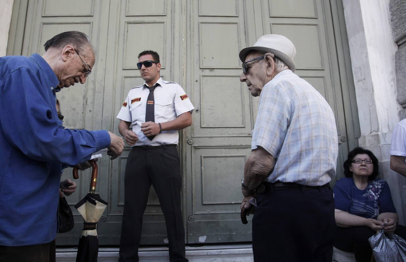 Colas en Grecia tras la apertura de los bancos