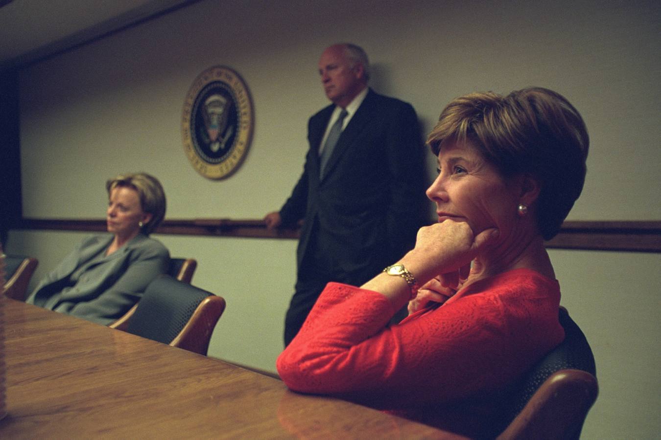 El vicepresidente Cheney en una habitación con la primera dama Laura Bush y Lynne Cheney.