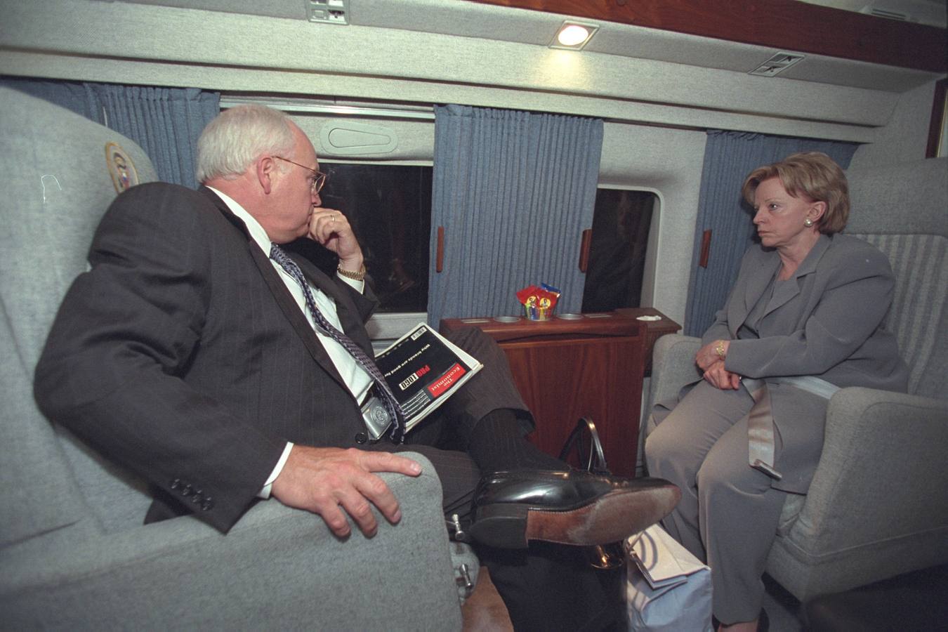 El vicepresidente Dick Cheney, con su esposa, Lynne en el helicóptero destinado al vicepresidente de los EE UU, el Marine Two.