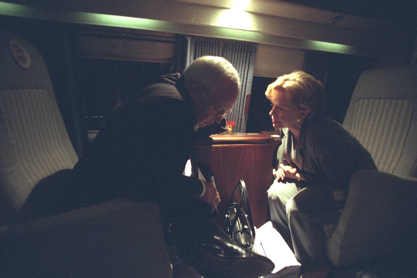 El vicepresidente Dick Cheney, con su esposa, Lynne, tras los atentados del 11 de septiembre de 2001, en el helicóptero destinado al vicepresidente de los EE UU, el Marine Two.