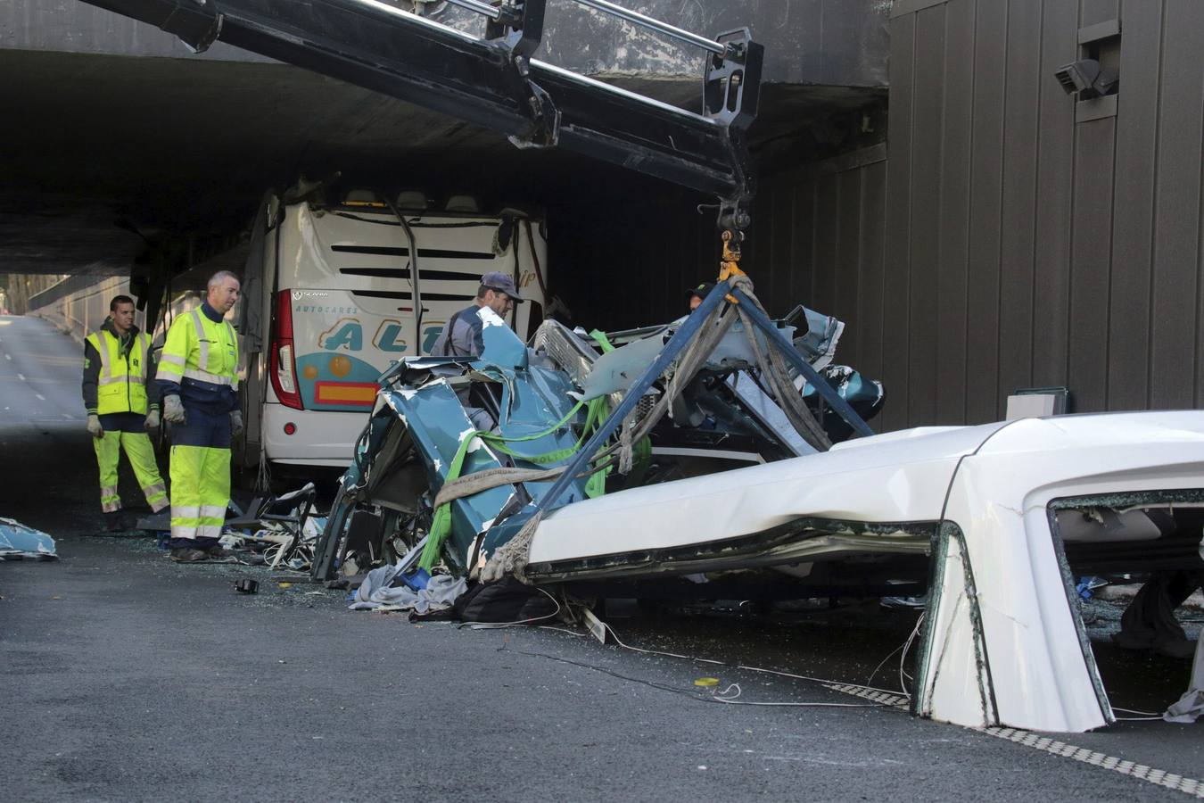 Espectacular accidente de autobús con jóvenes vascos en Lille (Francia)