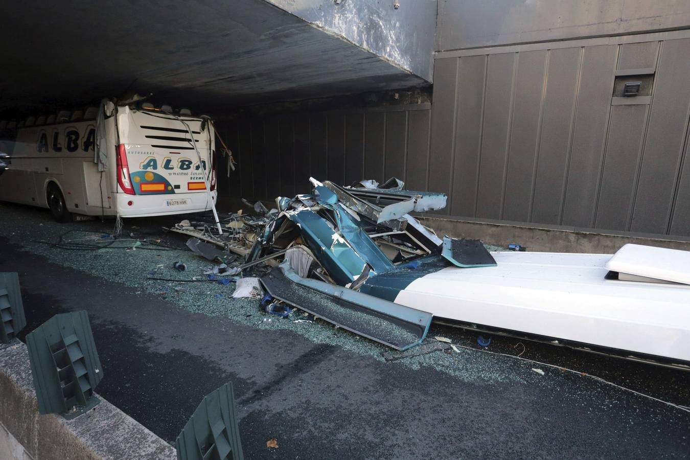 Espectacular accidente de autobús con jóvenes vascos en Lille (Francia)