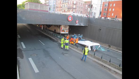 Espectacular accidente de autobús con jóvenes vascos en Lille (Francia)