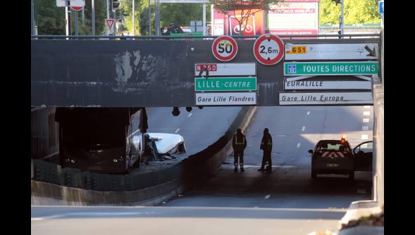 Espectacular accidente de autobús con jóvenes vascos en Lille (Francia)