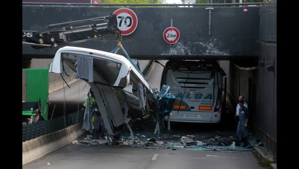 Espectacular accidente de autobús con jóvenes vascos en Lille (Francia)