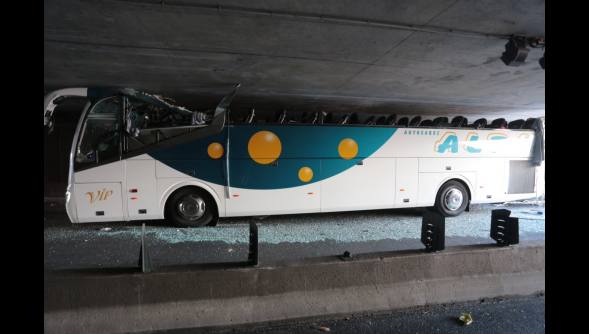 Espectacular accidente de autobús con jóvenes vascos en Lille (Francia)