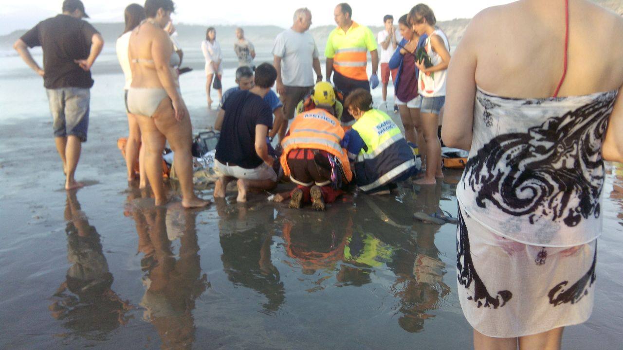 Las imágenes del angustioso rescate en la playa asturiana de Salinas