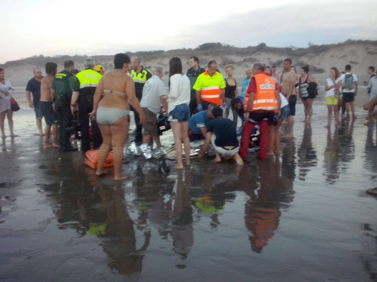 Las imágenes del angustioso rescate en la playa asturiana de Salinas