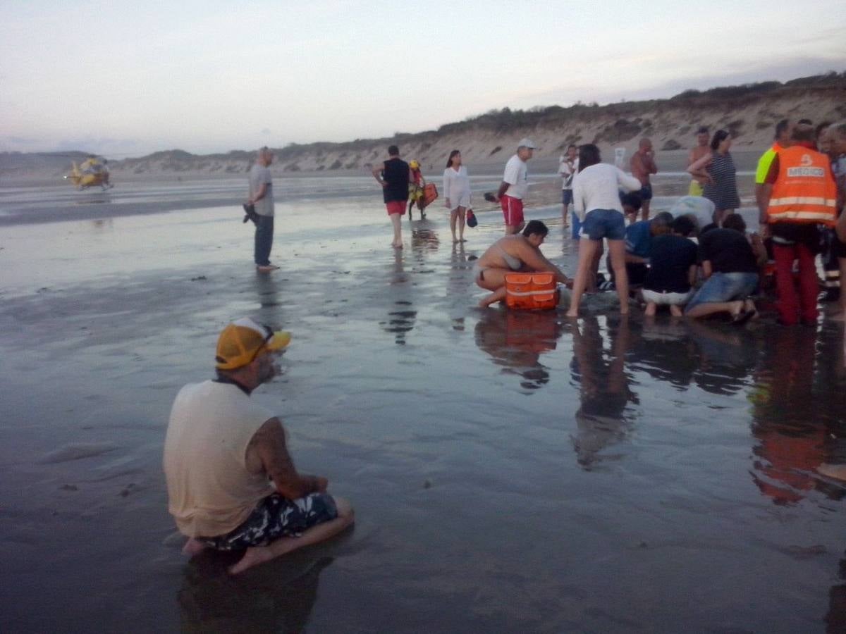 Las imágenes del angustioso rescate en la playa asturiana de Salinas