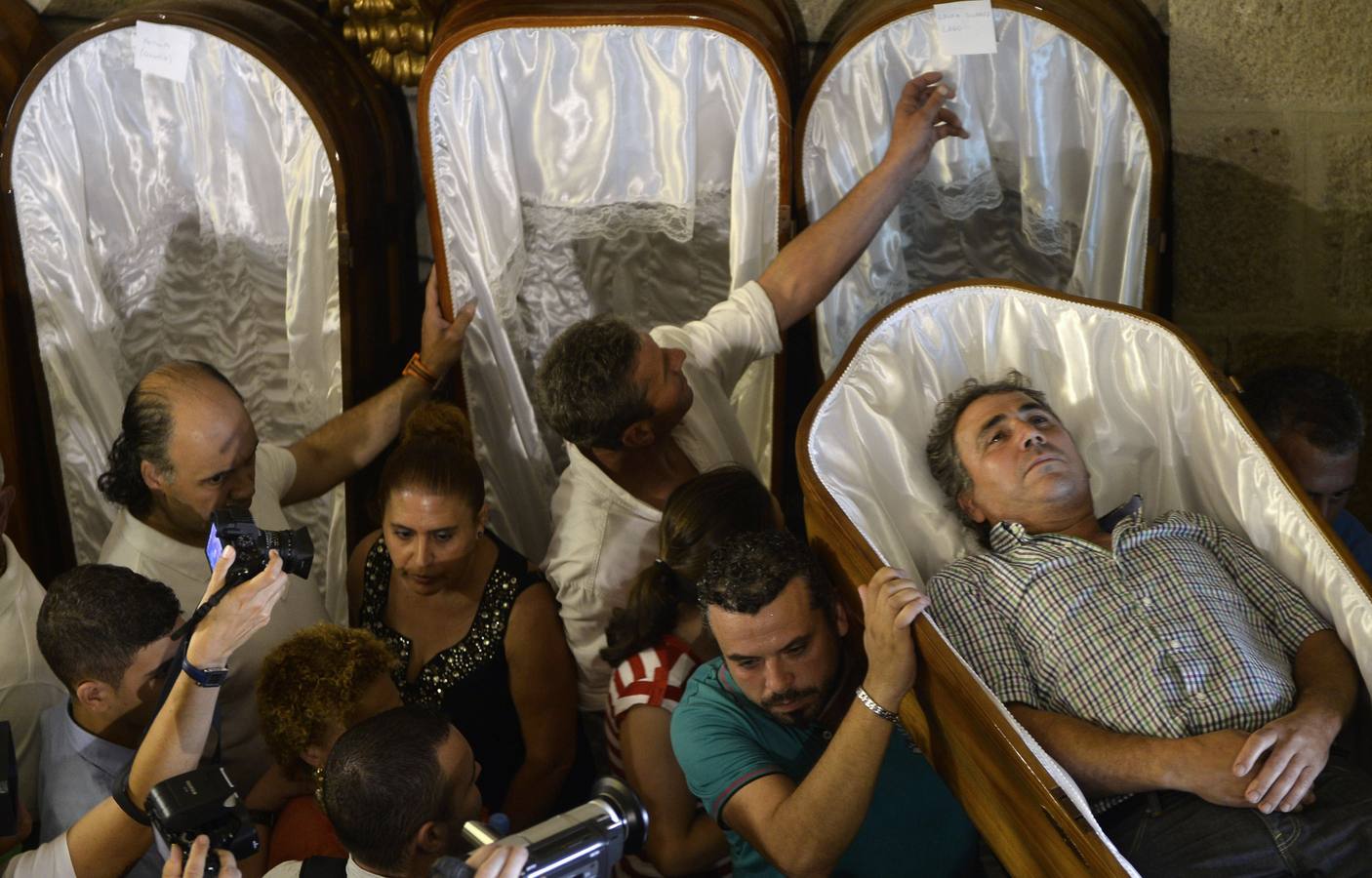 &#039;Los que vieron la muerte&#039;, la procesión de ataúdes abiertos de un pueblo gallego