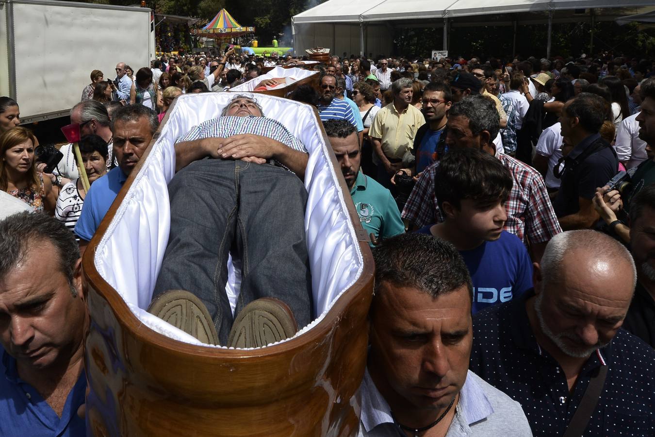 &#039;Los que vieron la muerte&#039;, la procesión de ataúdes abiertos de un pueblo gallego