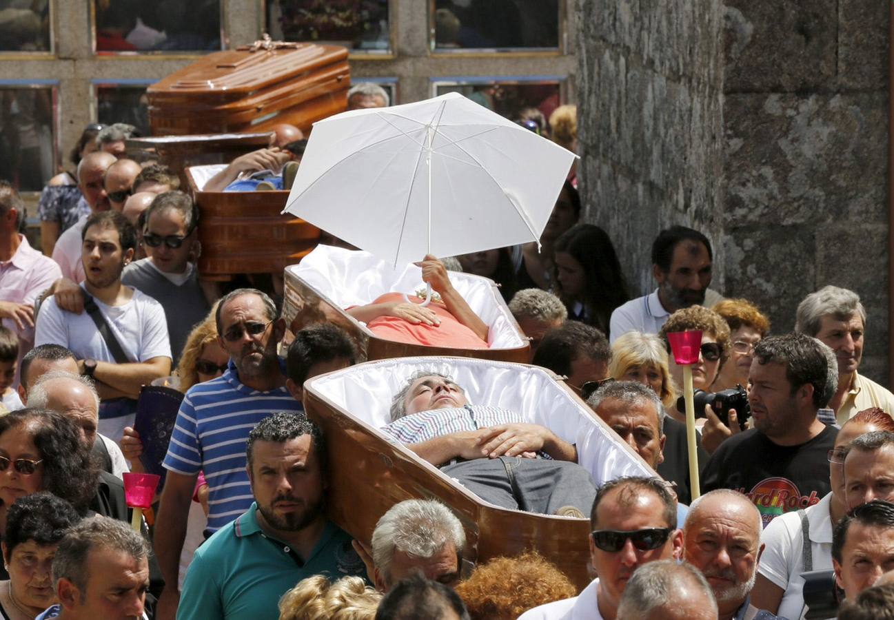 &#039;Los que vieron la muerte&#039;, la procesión de ataúdes abiertos de un pueblo gallego