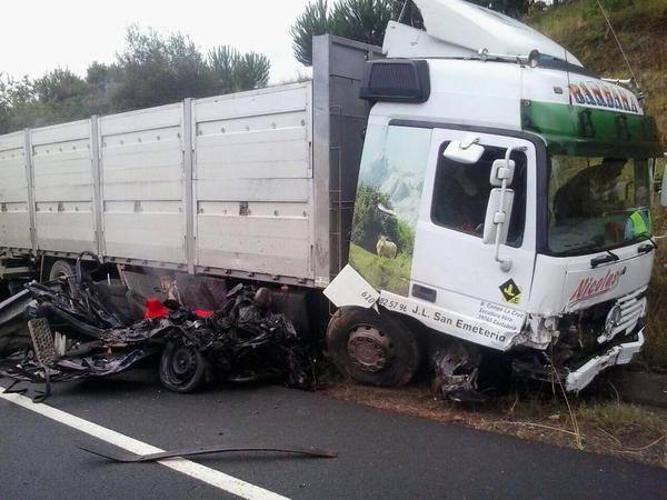 Muere un conductor en una brutal colisión frontal en Ampuero