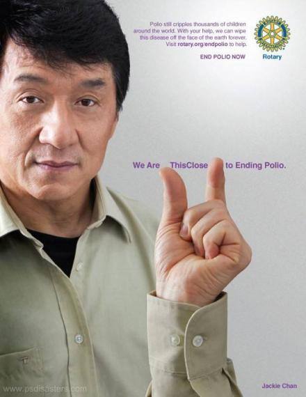 Ni siquiera Jackie Chan es capaz de poner el brazo así. La falta de consonancia entre la posición del hombro y la del brazo es claramente un error de retoque fotográfico. Claro que si hubiera sido Chuck Norris lo dudaríamos
