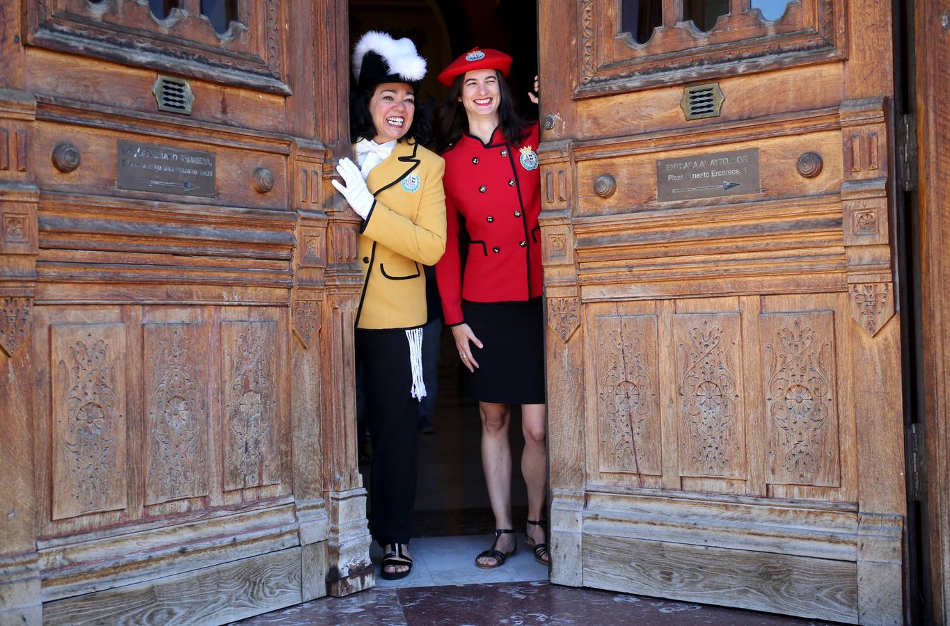 La pregonera y la txupinera de Aste Nagusia presentan sus trajes