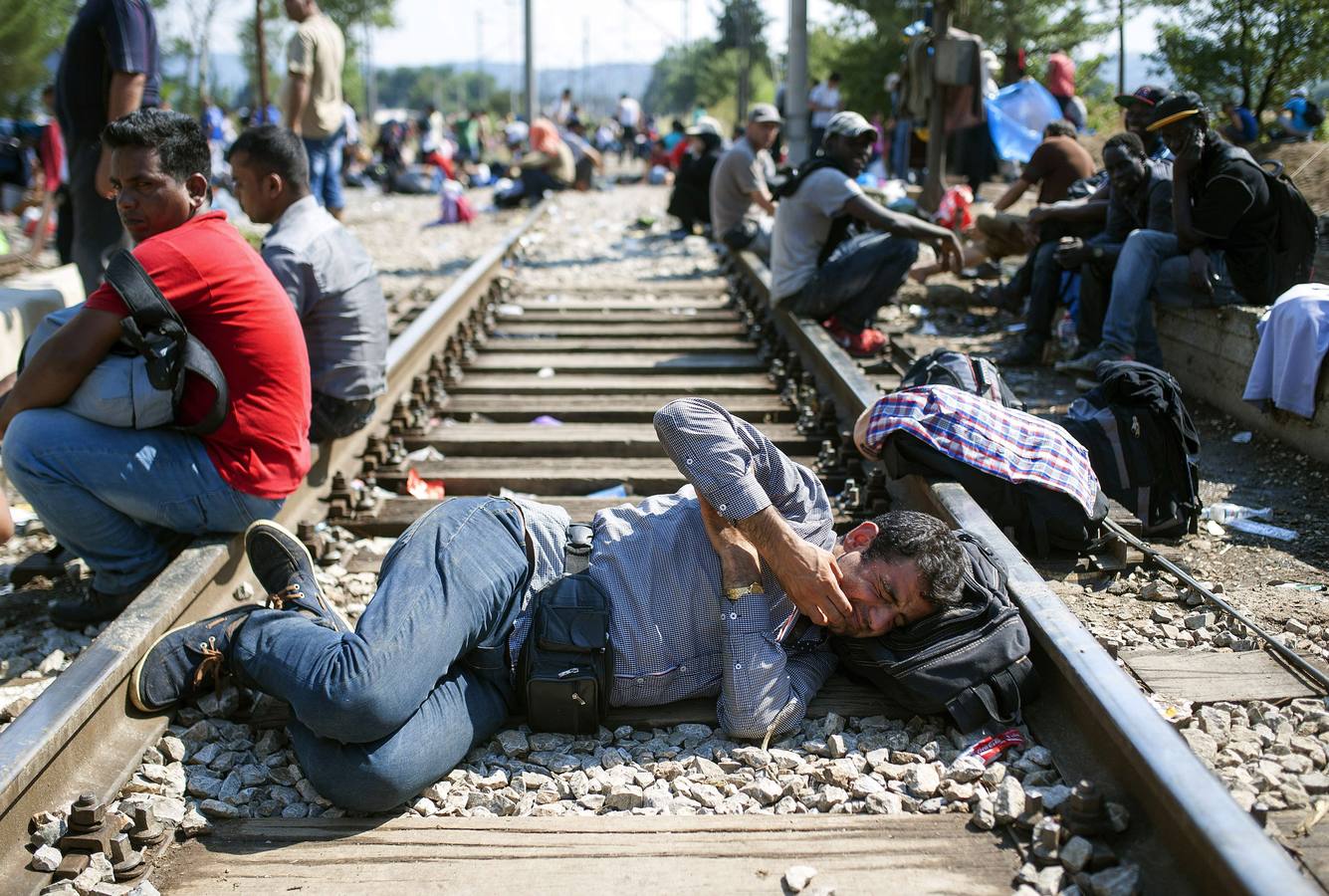 La policía de Macedonia utiliza gas lacrimógeno para disparar a miles de inmigrantes