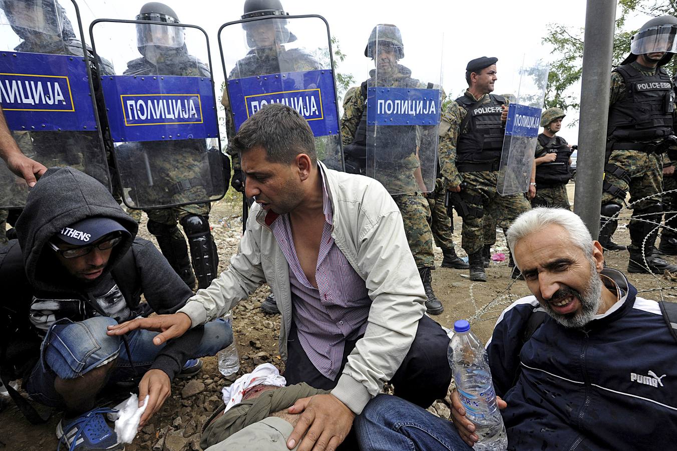 La policía de Macedonia utiliza gas lacrimógeno para disparar a miles de inmigrantes