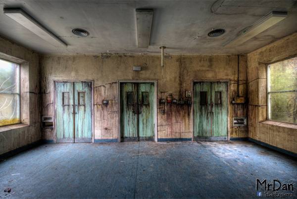 9. Cambridge Military Hospital (Inglaterra). Abrió el 18 de julio de 1879. En el Primera Guerra Mundial, este centro fue el primer hospital de la base para recibir bajas directamente desde el frente occidental. Se cerró el 2 de febrero de 1996, debido al alto costo de funcionamiento y por el descubrimiento de amianto en las paredes.