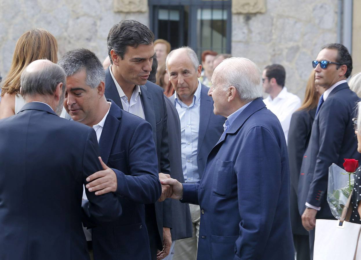 El secretario general del PSOE, Pedro Sánchez (3i), saluda al expresidente del PNV, Xabier Arzalluz (2d), en presencia del portavoz del Gobierno Vasco, Josu Erkoreka (3d).