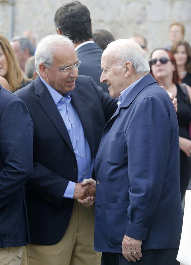 El socialista Alfonso Guerra (i), saluda al expresidente del PNV, Xabier Arzalluz (d).