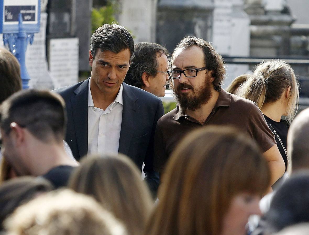 El secretario general del PSOE, Pedro Sánchez (i), junto a Xabi San Martín (d), integrante del grupo musical La Oreja de Van Gogh.