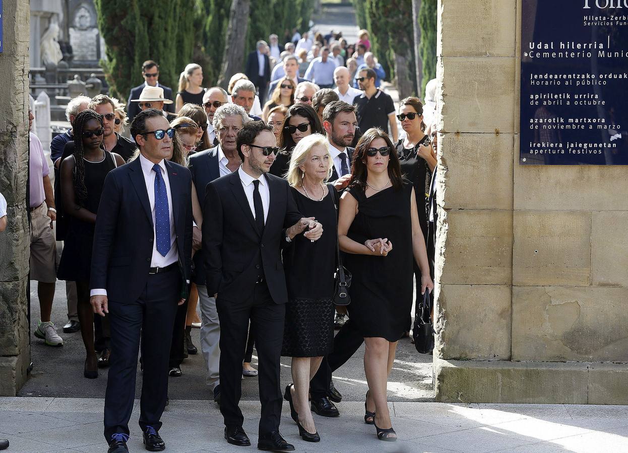 La viuda de Txiki Benegas , Maite Urabayen (2d), acompañada por sus hijos, Teresa (d) y Pablo (2i), Pablo Benegas (i), a su salida del cementerio de Polloe de San Sebastián.
