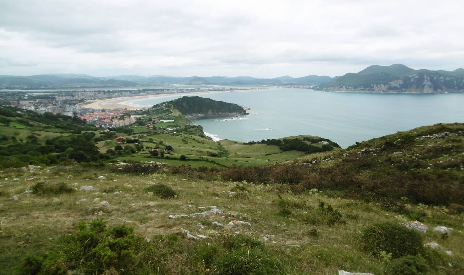 Panorámica. Laredo, la bahía, las marismas y Santoña desde el alto.. 