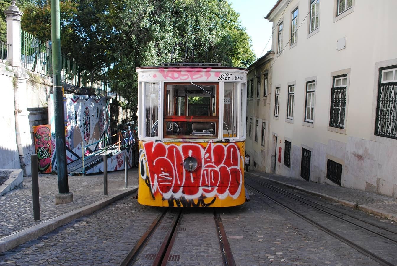 Grafiteado por completo, el elevador de da Gloria lleva a uno de los puntos altos de la ciudad.
