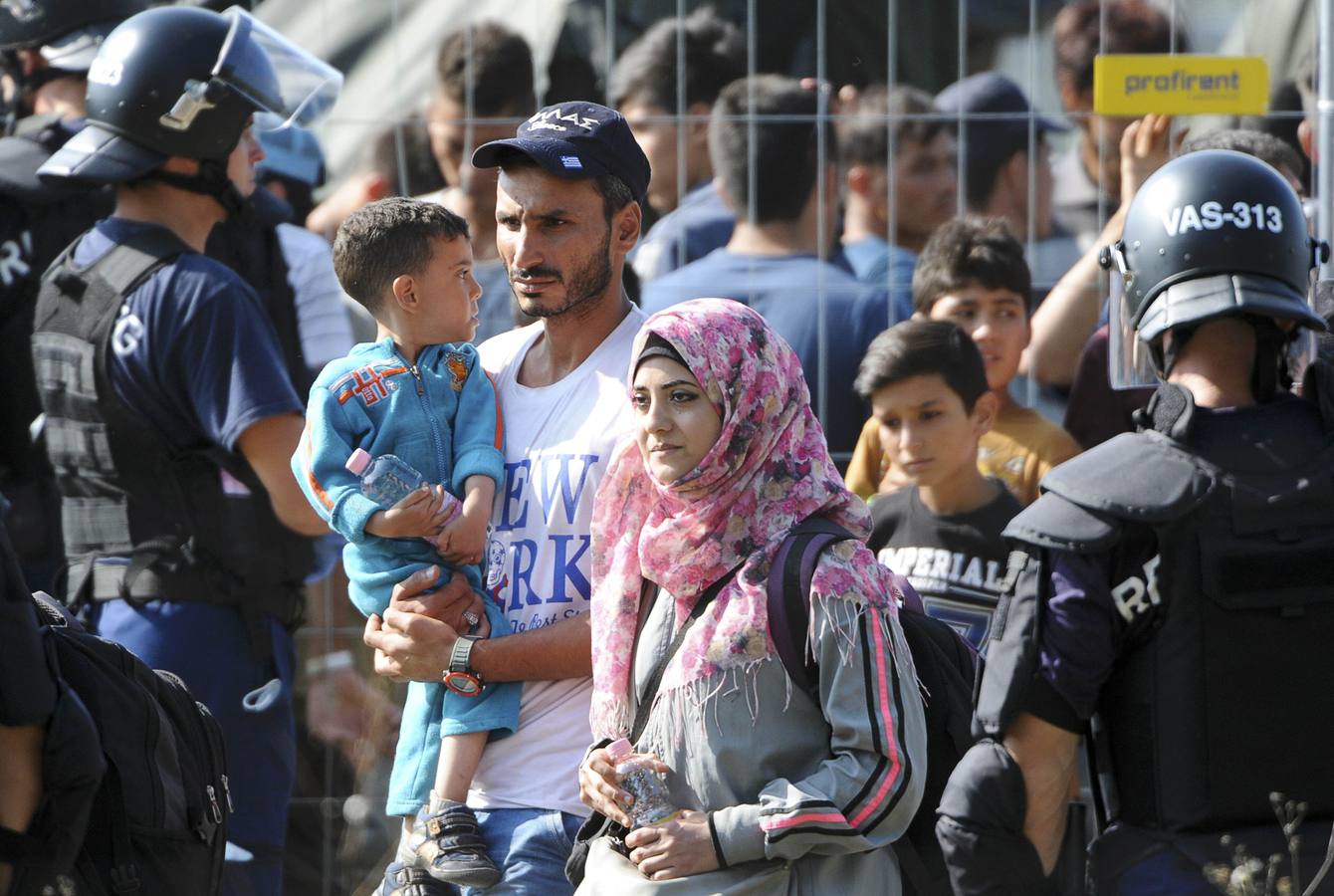 Cientos de refugiados parten caminando de Budapest con destino a Viena