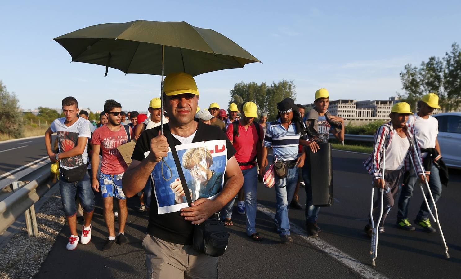 Cientos de refugiados parten caminando de Budapest con destino a Viena