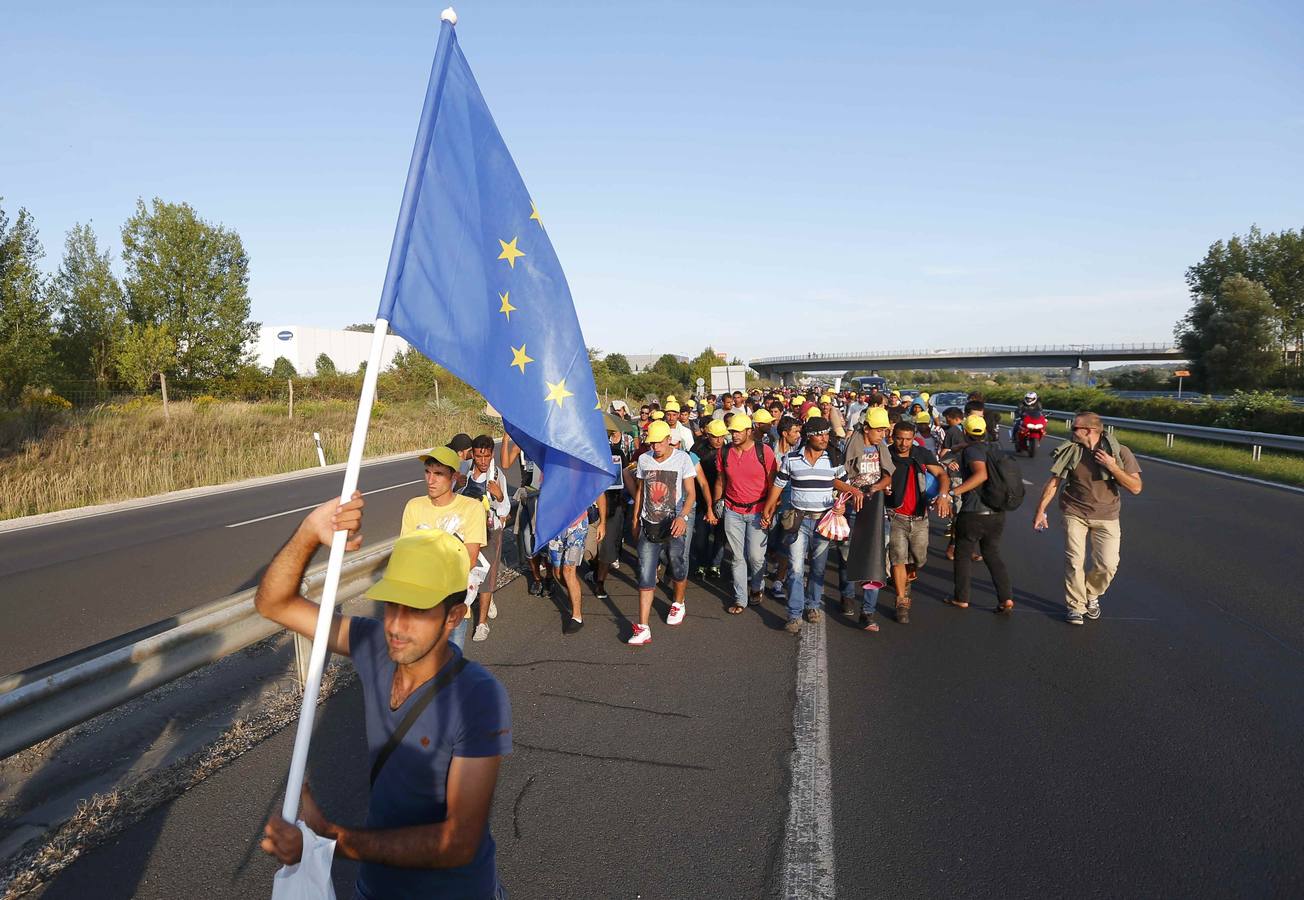 Cientos de refugiados parten caminando de Budapest con destino a Viena