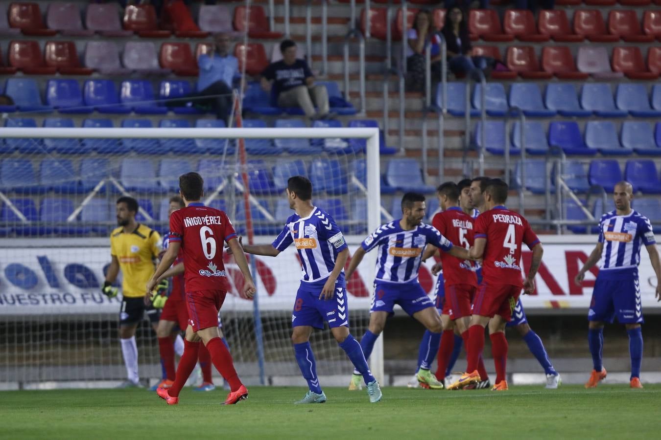 Partido de Copa entre el Numancia y el Alavés