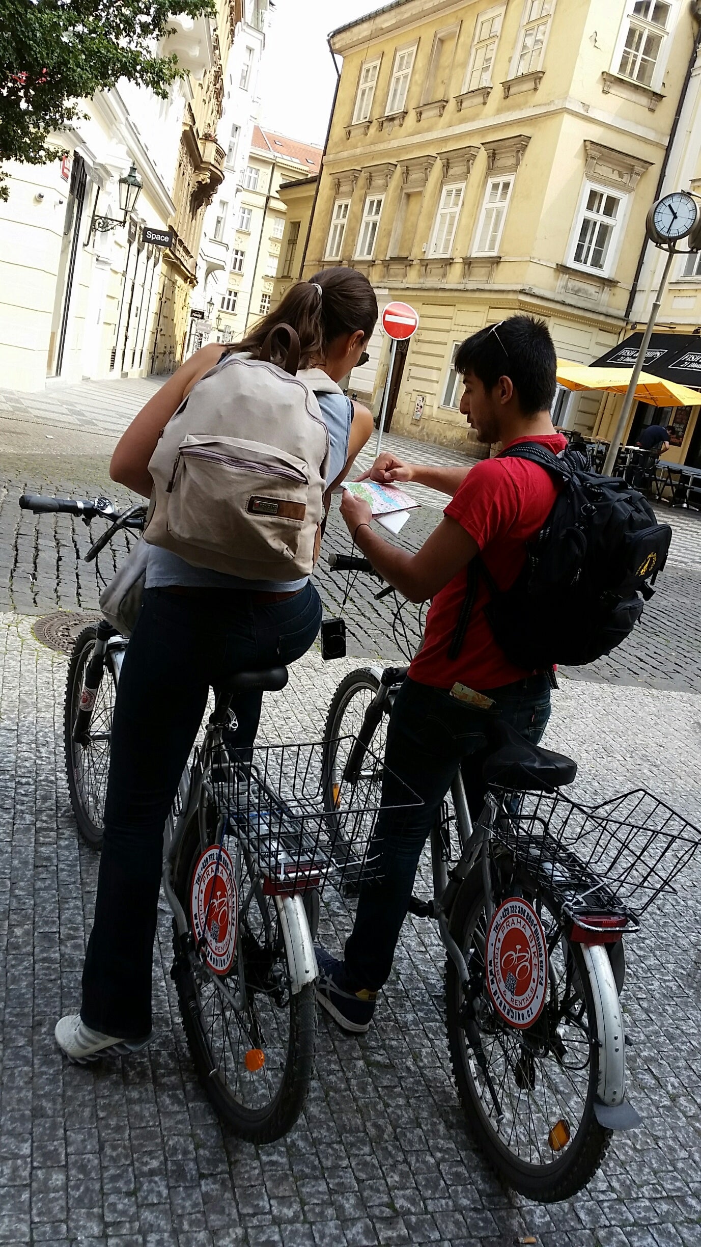 Los viandantes conviven con normalidad con las bicicletas.. 