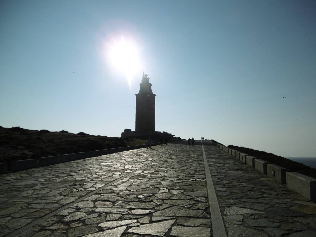 La torre se recorta contra el sol.. 