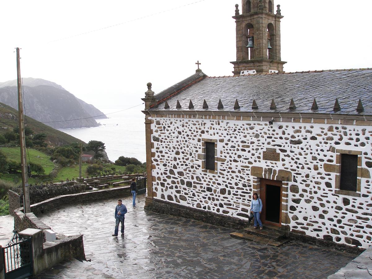 Iglesia de San Andrés en Teixido.. 