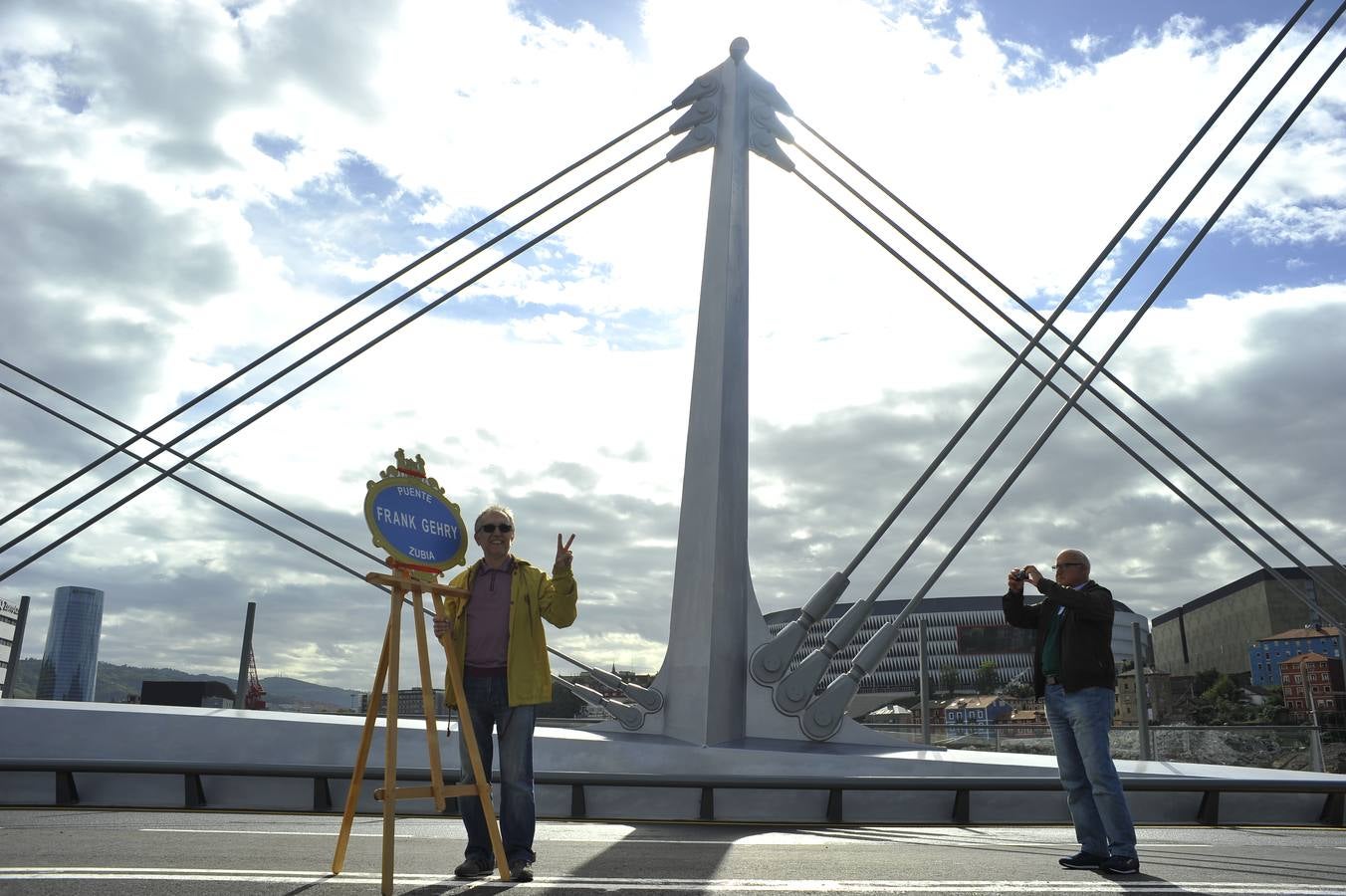 La inauguración del puente de Frank Gehry en imágenes