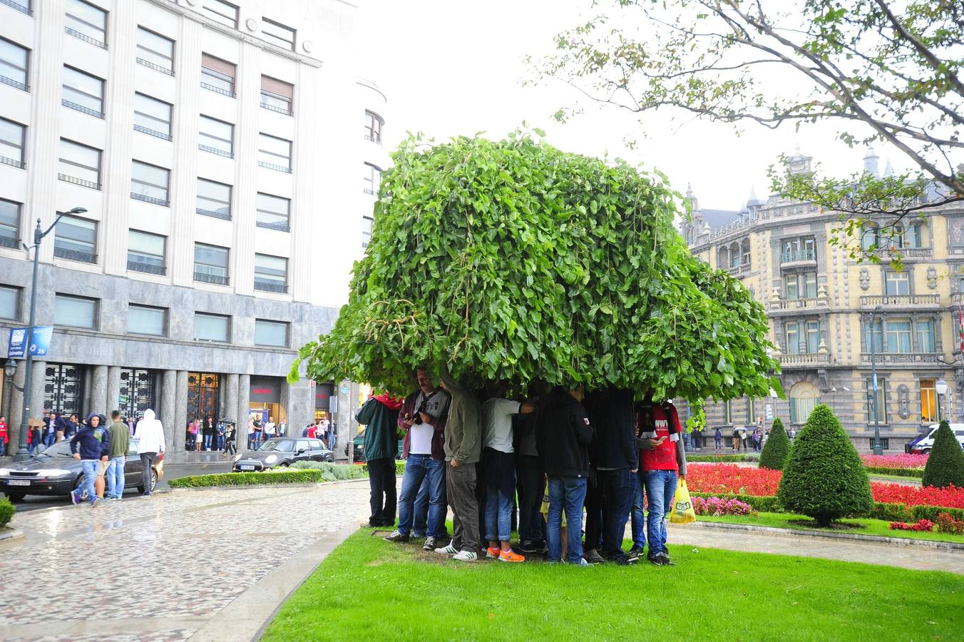 La Ertzaintza escolta a los aficionados del Augsburgo
