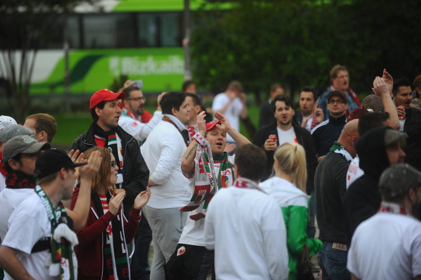 La Ertzaintza escolta a los aficionados del Augsburgo