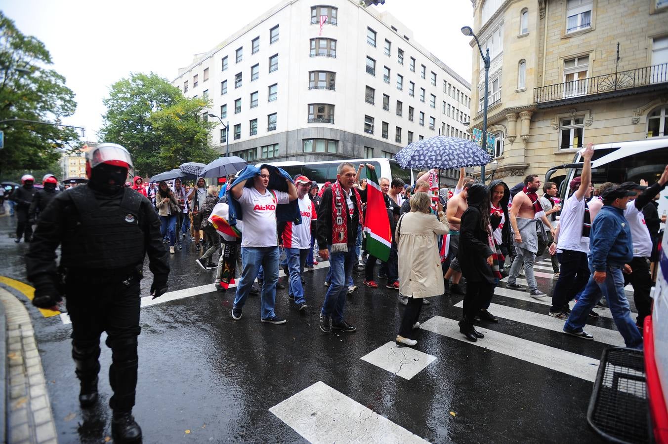 La Ertzaintza escolta a los aficionados del Augsburgo