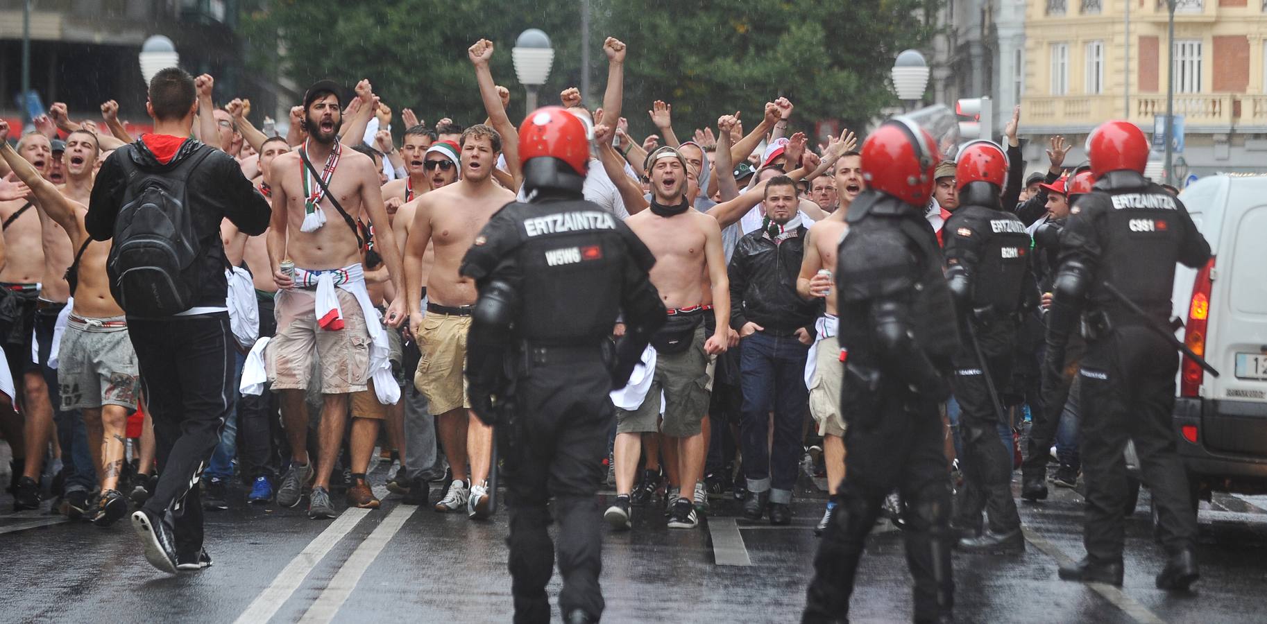 La Ertzaintza escolta a los aficionados del Augsburgo