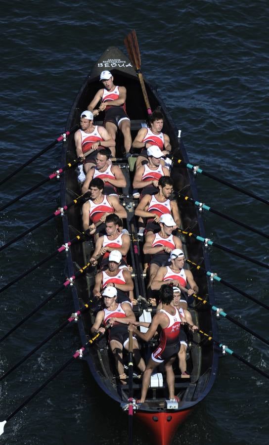 Kaiku gana en la ría de Bilbao