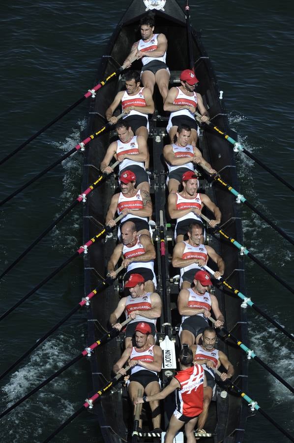 Kaiku gana en la ría de Bilbao