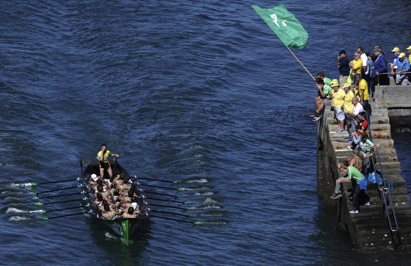Kaiku gana en la ría de Bilbao
