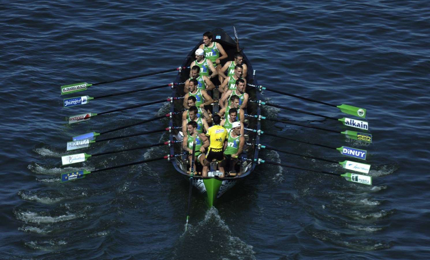 Kaiku gana en la ría de Bilbao