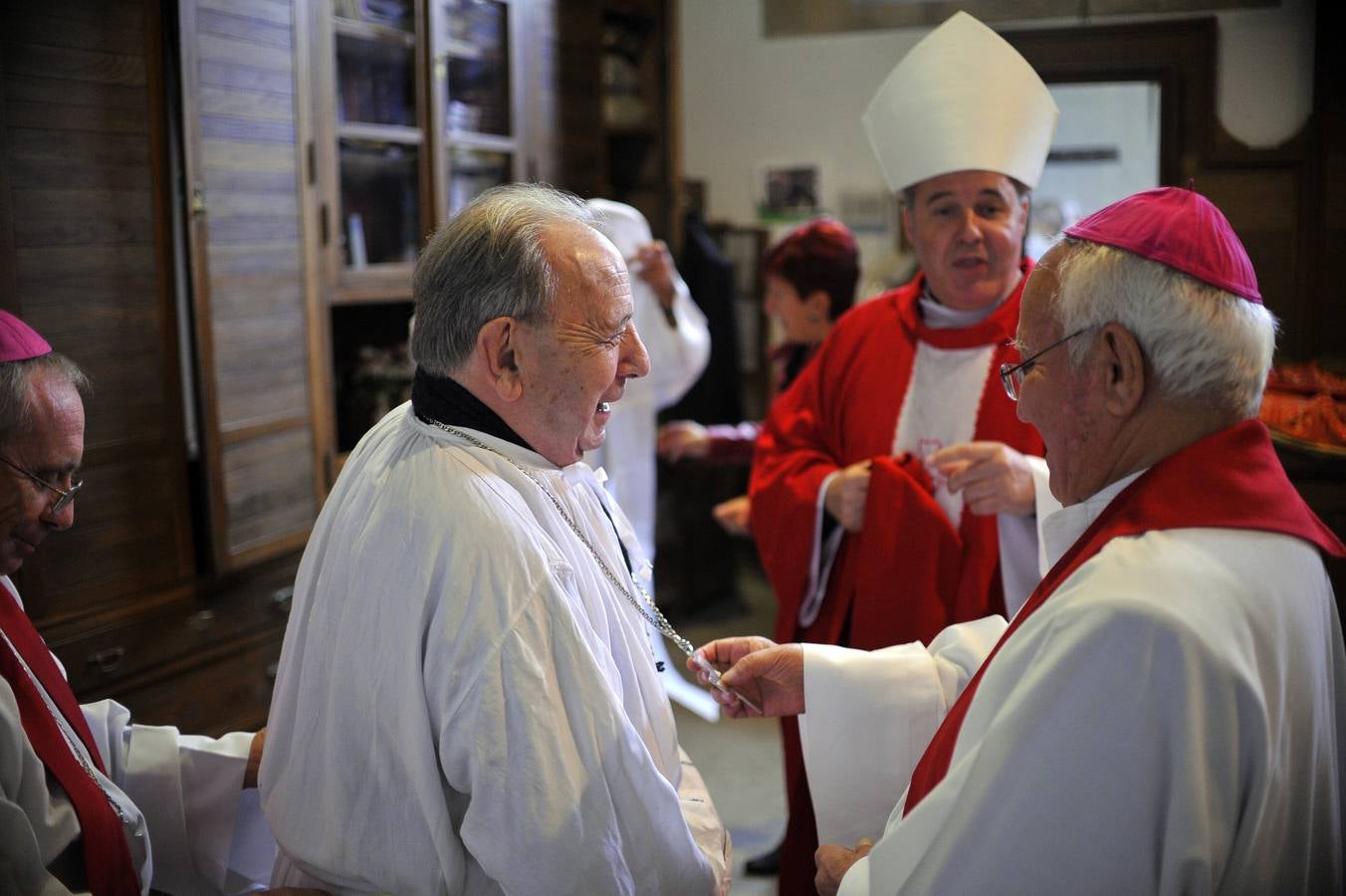 Los tres obispos vascos homenajean al centenario misionero Bittor Garaigordobil