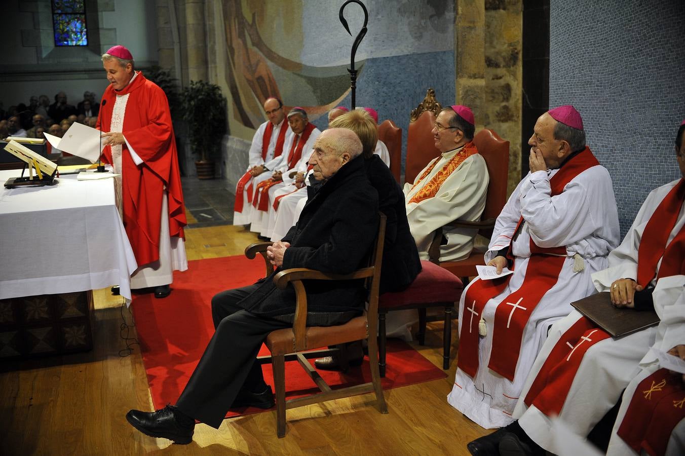 Los tres obispos vascos homenajean al centenario misionero Bittor Garaigordobil