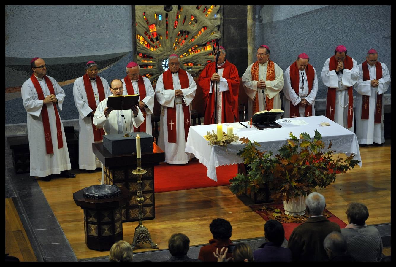 Los tres obispos vascos homenajean al centenario misionero Bittor Garaigordobil