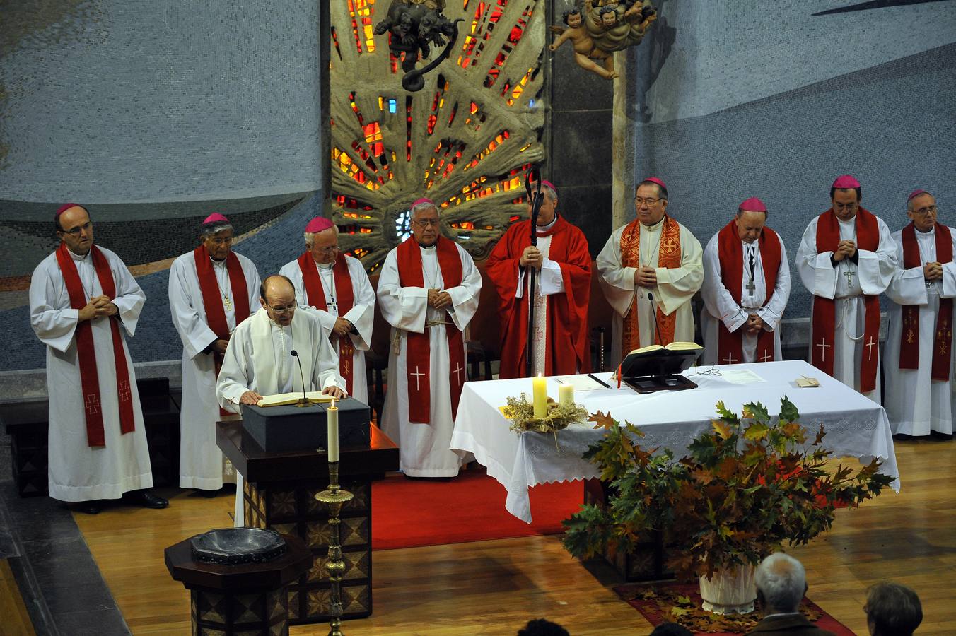 Los tres obispos vascos homenajean al centenario misionero Bittor Garaigordobil